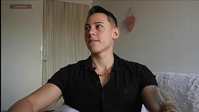 Snapshot of Muscle_King_Cum chatting on June 2026 01:24:02 PM Muscle King Cum online show from June 2026 01:24:02 PM