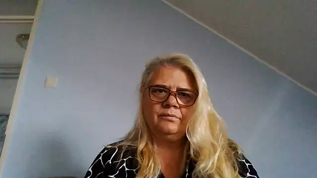 Snapshot of hotladymoon chatting on August 2026 09:52:01 AM hotladymoon online show from August 2026 09:52:01 AM