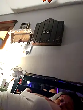 Snapshot of sweetkitty111 chatting on September 2025 10:42:02 PM sweetkitty111 online show from September 2025 10:42:02 PM