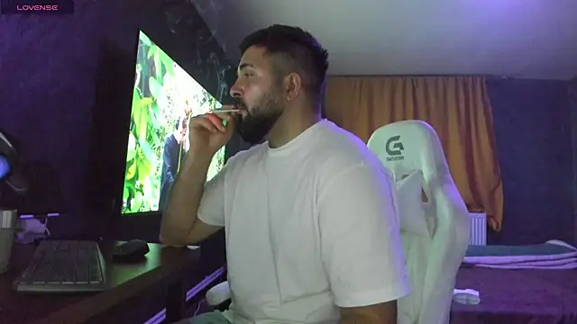 Snapshot of Eduu2322 chatting on November 2025 10:31:02 PM Eduu2322 online show from November 2025 10:31:02 PM