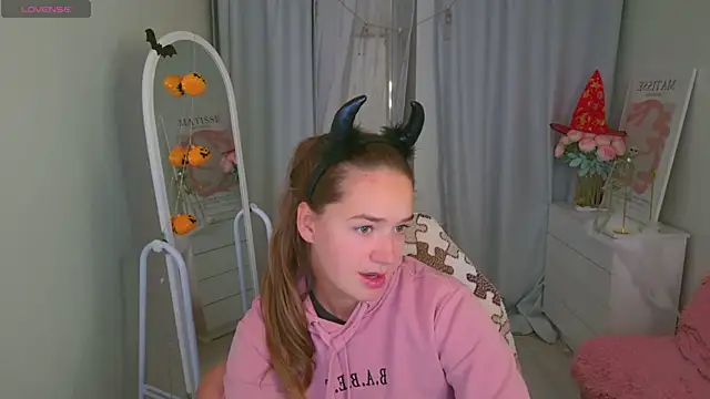 Snapshot of LovelyJessie chatting on October 2025 04:20:02 PM LovelyJessie online show from October 2025 04:20:02 PM