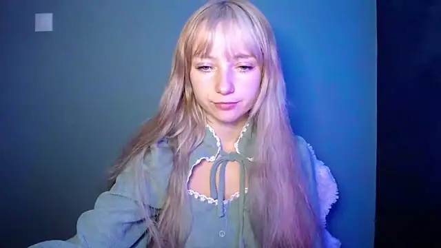 LuciaYoung online show from September 2025 06:20:01 PM