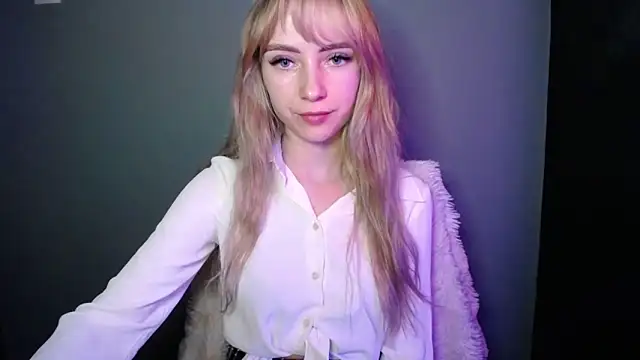 LuciaYoung online show from December 2025 07:32:01 PM