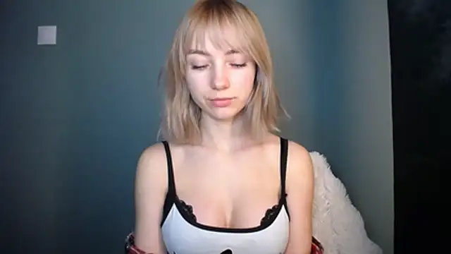 LuciaYoung online show from February 2026 08:01:02 AM