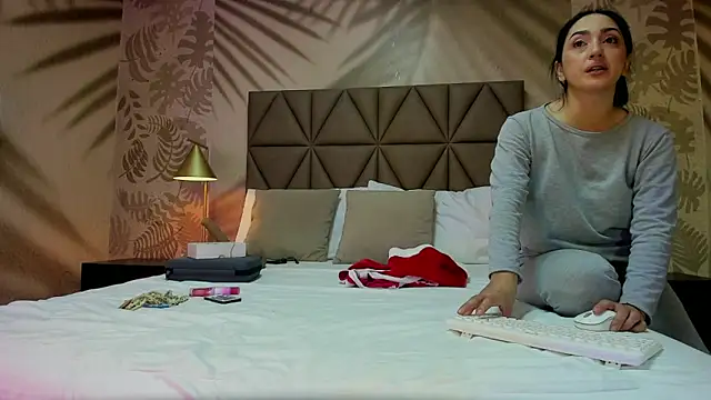 LIAH IZUMI online show from December 2025 12:56:01 PM