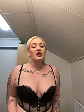 Snapshot of QueenOfFknBj chatting on December 2024 10:26:02 PM QueenOfFknBj online show from December 2024 10:26:02 PM