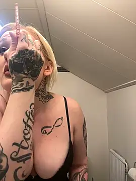 Snapshot of QueenOfFknBj chatting on January 2025 03:47:02 PM QueenOfFknBj online show from January 2025 03:47:02 PM