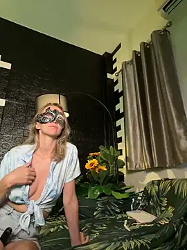 Snapshot of IzanamiTime chatting on December 2024 03:42:01 AM IzanamiTime online show from December 2024 03:42:01 AM