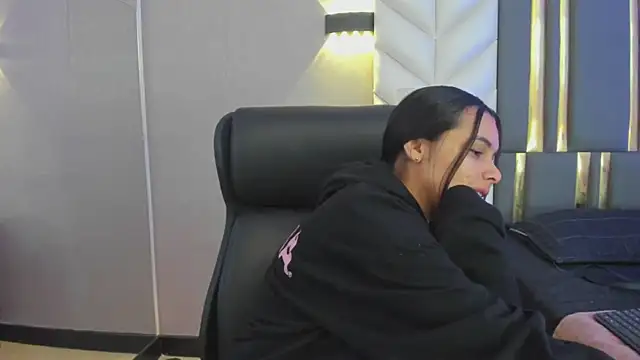 ChloeHarper  online show from April 2026 11:37:01 AM