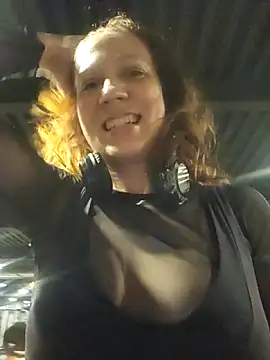 Snapshot of Exhibitionsplit chatting on October 2025 09:27:01 PM Exhibitionsplit online show from October 2025 09:27:01 PM