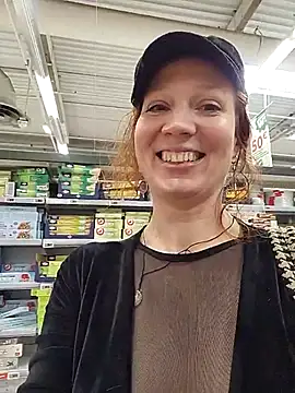 Snapshot of Exhibitionsplit chatting on November 2025 12:04:01 PM Exhibitionsplit online show from November 2025 12:04:01 PM