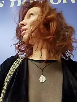 Snapshot of Exhibitionsplit chatting on December 2025 11:30:02 AM Exhibitionsplit online show from December 2025 11:30:02 AM