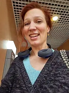 Snapshot of Exhibitionsplit chatting on December 2025 12:36:02 PM Exhibitionsplit online show from December 2025 12:36:02 PM