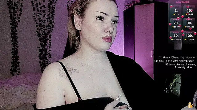 Snapshot of strawberry_elfcat chatting on June 2026 01:30:02 AM strawberry elfcat online show from June 2026 01:30:02 AM