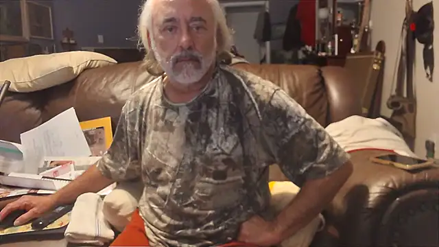 Snapshot of PincheDave4u chatting on December 2024 12:32:02 AM PincheDave4u online show from December 2024 12:32:02 AM