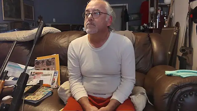 Snapshot of PincheDave4u chatting on January 2025 10:33:02 PM PincheDave4u online show from January 2025 10:33:02 PM