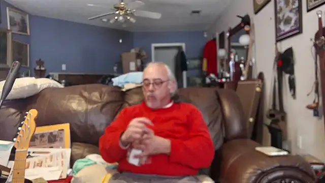 Snapshot of PincheDave4u chatting on January 2025 08:22:01 PM PincheDave4u online show from January 2025 08:22:01 PM