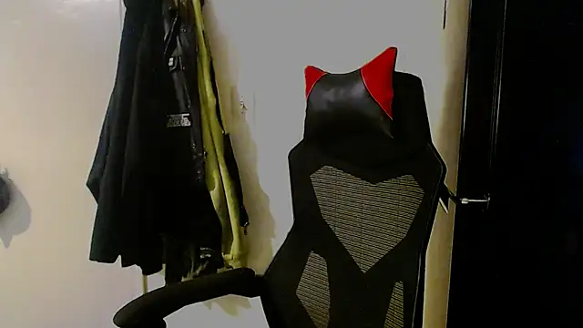 Snapshot of KrazyLegz chatting on December 2024 04:58:01 PM KrazyLegz online show from December 2024 04:58:01 PM