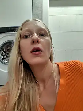 moon blonde online show from October 2025 07:01:02 PM