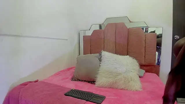 Snapshot of LoveQueen2 chatting on February 2025 11:44:02 AM LoveQueen2 online show from February 2025 11:44:02 AM