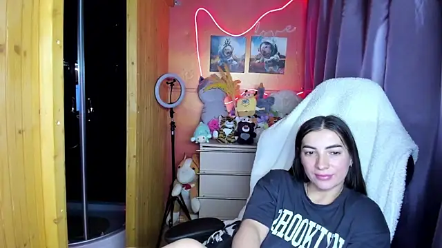 Fiery Brunette  online show from March 2026 05:28:01 PM