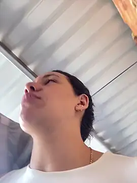 hannahb-e online show from December 2025 01:50:02 PM