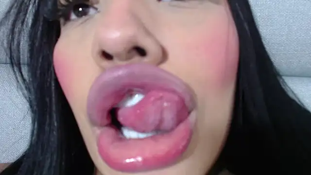 emily brontee  online show from December 2024 02:52:01 PM