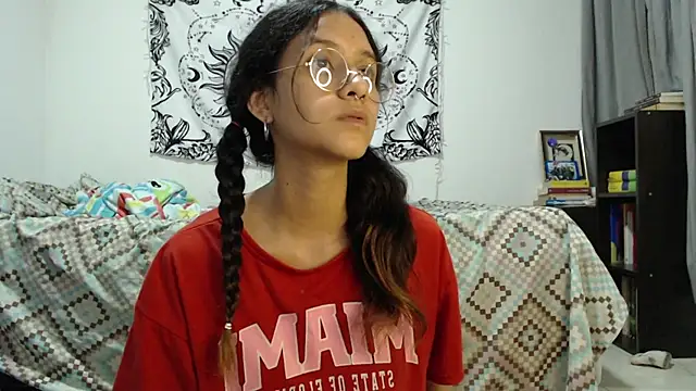 Snapshot of AlinaWoolf_ chatting on February 2025 05:19:02 AM AlinaWoolf  online show from February 2025 05:19:02 AM