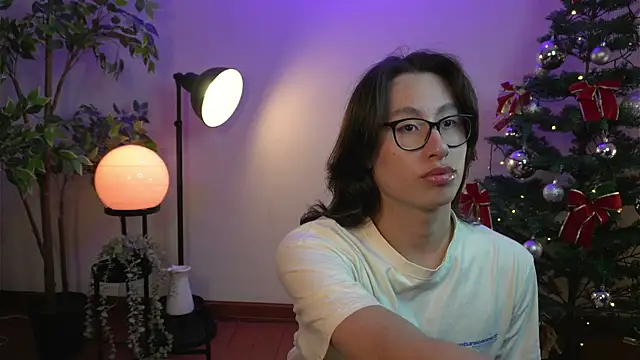 Snapshot of SrLuis18 chatting on December 2024 12:51:02 AM SrLuis18 online show from December 2024 12:51:02 AM