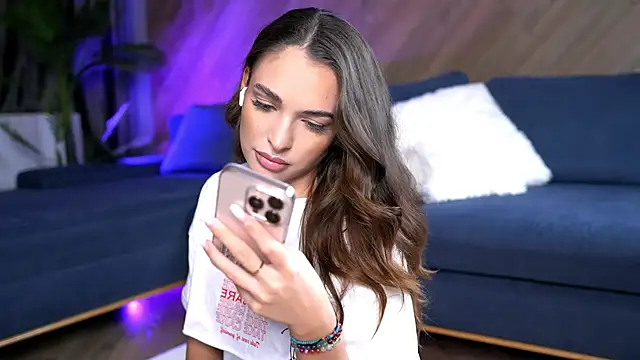 Snapshot of EsmeAinsley chatting on November 2025 01:15:01 AM EsmeAinsley online show from November 2025 01:15:01 AM