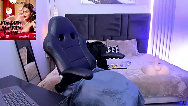 Snapshot of Tisha__lau chatting on November 2025 01:33:02 PM Tisha lau online show from November 2025 01:33:02 PM