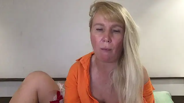 Snapshot of EmmaInLove23 chatting on January 2025 02:48:01 AM EmmaInLove23 online show from January 2025 02:48:01 AM