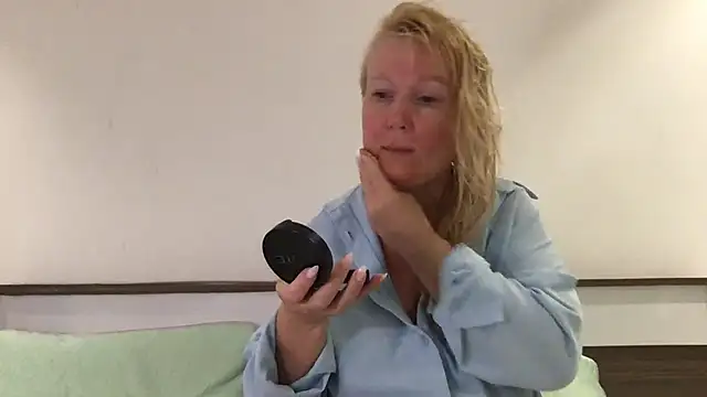 Snapshot of EmmaInLove23 chatting on February 2025 01:49:02 AM EmmaInLove23 online show from February 2025 01:49:02 AM