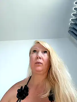 Snapshot of EmmaInLove23 chatting on September 2025 05:17:02 AM EmmaInLove23 online show from September 2025 05:17:02 AM