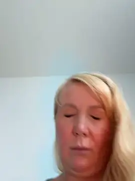 Snapshot of EmmaInLove23 chatting on October 2025 08:01:01 AM EmmaInLove23 online show from October 2025 08:01:01 AM