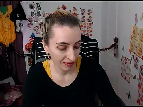 Snapshot of EvelynAngell chatting on October 2025 09:32:01 AM EvelynAngell online show from October 2025 09:32:01 AM