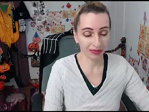 Snapshot of EvelynAngell chatting on October 2025 06:03:02 AM EvelynAngell online show from October 2025 06:03:02 AM