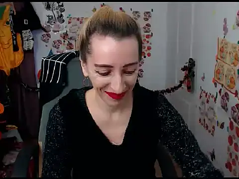 Snapshot of EvelynAngell chatting on October 2025 06:59:01 AM EvelynAngell online show from October 2025 06:59:01 AM