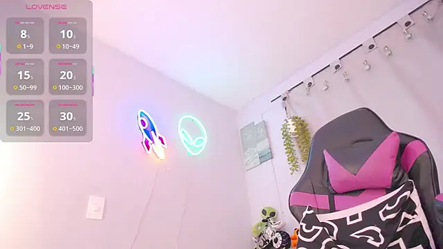 lucie nicolls online show from December 2025 08:27:01 PM