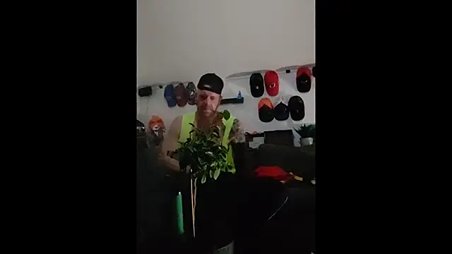 Snapshot of eltoulou chatting on January 2025 06:05:01 PM eltoulou online show from January 2025 06:05:01 PM