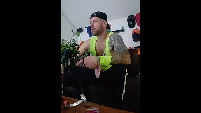 Snapshot of eltoulou chatting on January 2025 09:08:02 PM eltoulou online show from January 2025 09:08:02 PM