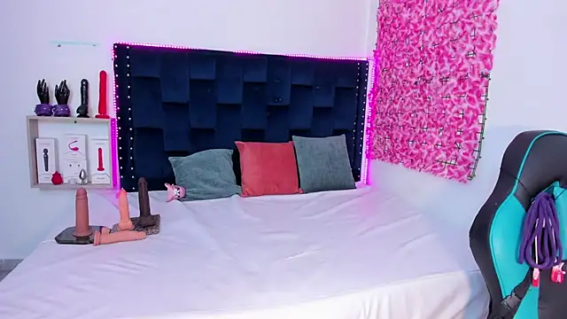 SaraApril 1 online show from October 2025 08:42:01 PM