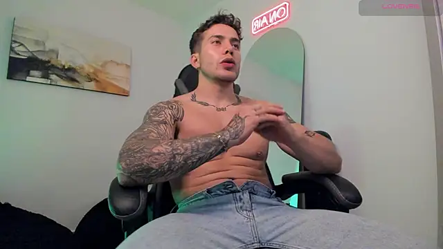 Snapshot of LucianSinclair chatting on January 2025 11:39:01 PM LucianSinclair online show from January 2025 11:39:01 PM