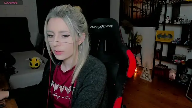 Lisaonthemoon online show from November 2025 08:24:02 PM