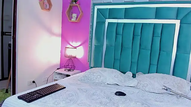 Snapshot of LORENSCOLLINS chatting on February 2026 12:57:01 PM LORENSCOLLINS online show from February 2026 12:57:01 PM