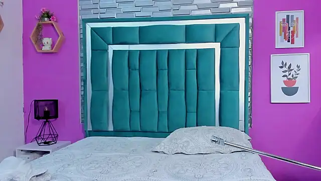 Snapshot of LORENSCOLLINS chatting on February 2026 12:39:02 PM LORENSCOLLINS online show from February 2026 12:39:02 PM