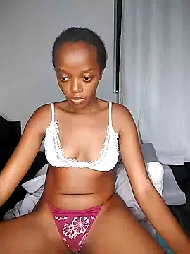 Snapshot of Bella_kiki chatting on January 2025 08:21:01 PM Bella kiki online show from January 2025 08:21:01 PM