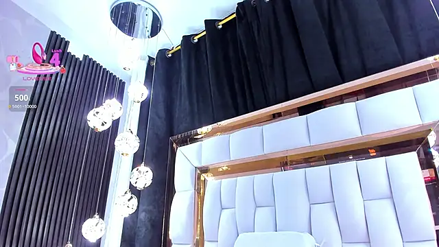 SarayRoyse online show from April 2026 07:41:01 PM