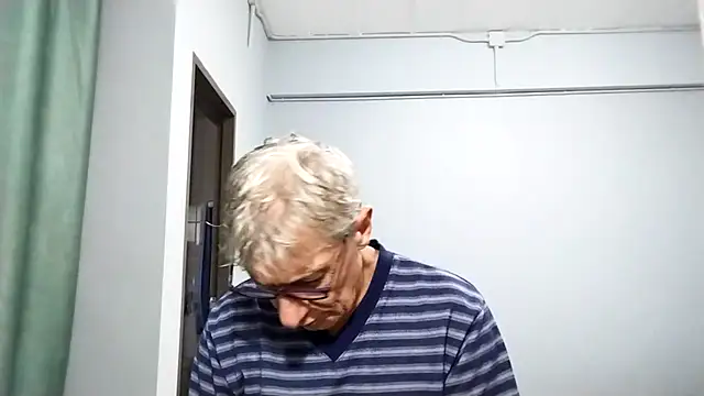 Snapshot of BIGUNCUTHARDCOCK chatting on September 2025 12:11:01 AM BIGUNCUTHARDCOCK online show from September 2025 12:11:01 AM