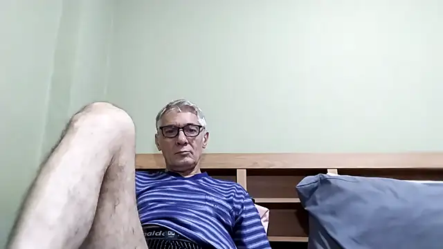 Snapshot of BIGUNCUTHARDCOCK chatting on October 2025 12:57:01 AM BIGUNCUTHARDCOCK online show from October 2025 12:57:01 AM